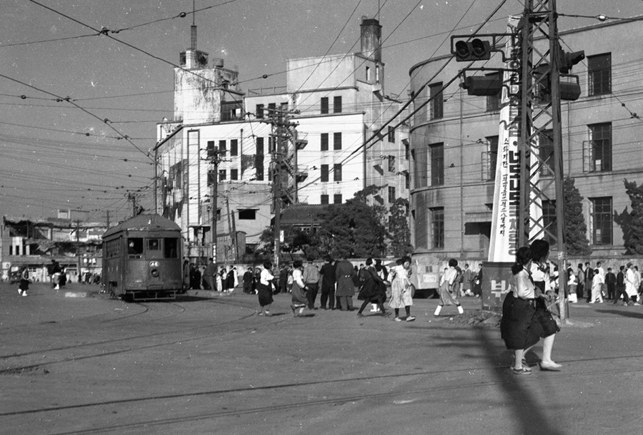 38_임응식, 부산거리, 부산, 1951_온라인